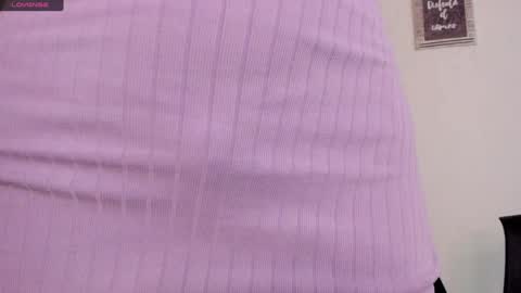 Snapshot of melaniie_roussel chatting on December 11, 4:18 am melaniie_roussel online show from December 11, 4:18 am