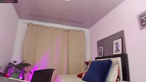 Snapshot of melaniie_roussel chatting on January 25, 12:27 am melaniie_roussel online show from January 25, 12:27 am