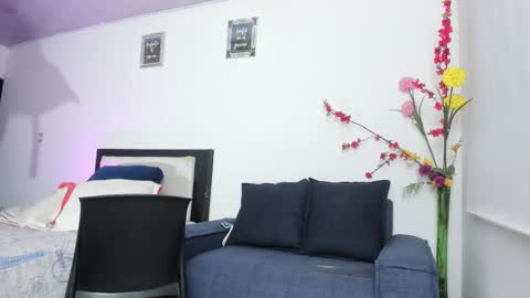 melaniie_roussel online show from December 3, 1:48 am