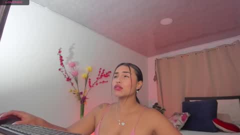 Snapshot of melaniie_roussel chatting on February 18, 12:37 am melaniie_roussel online show from February 18, 12:37 am