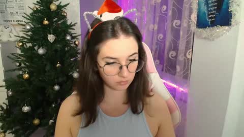 Snapshot of mellonmayre chatting on December 22, 8:25 pm mellonmayre online show from December 22, 8:25 pm