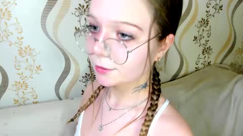 MelMooon online show from November 15, 1:46 pm