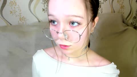 MelMooon online show from January 6, 9:19 pm