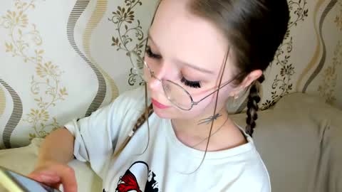 MelMooon online show from September 21, 8:13 pm