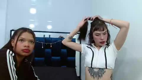 Snapshot of meloddy_collins chatting on January 31, 5:32 pm Meloddy Coliins online show from January 31, 5:32 pm