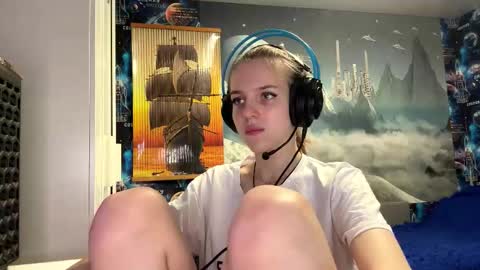 Hi Im Aria 18 years old online show from November 12, 1:46 pm