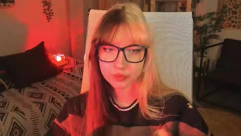 Mia online show from November 5, 3:25 pm