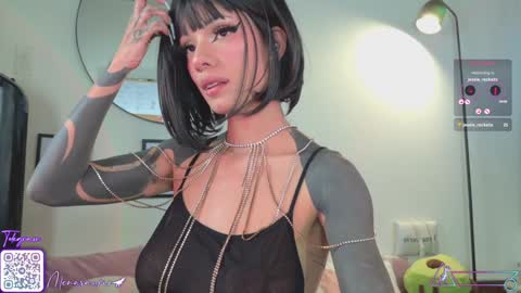 Snapshot of menasaurio_ chatting on January 11, 9:25 pm Mena Help me reach 700 thumbs up online show from January 11, 9:25 pm