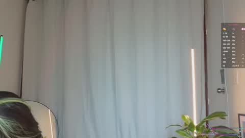 Snapshot of menasaurio_ chatting on February 20, 6:24 pm Mena Help me reach 700 thumbs up online show from February 20, 6:24 pm