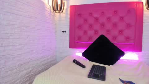 Snapshot of mia__099 chatting on January 29, 2:19 am Mia Blonde online show from January 29, 2:19 am