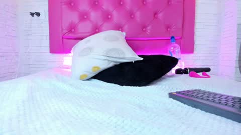 Snapshot of mia__099 chatting on January 30, 10:19 pm Mia Blonde online show from January 30, 10:19 pm