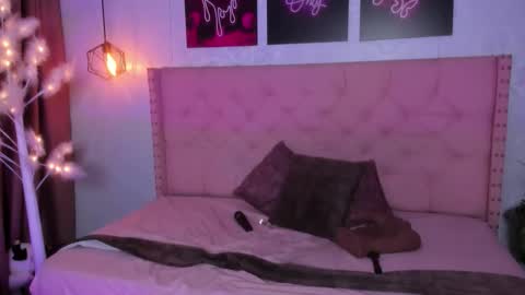 Mia online show from March 10, 11:18 pm