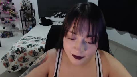 Snapshot of mia_adams_red chatting on December 21, 1:04 am mia online show from December 21, 1:04 am
