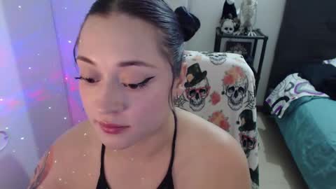 Snapshot of mia_adams_red chatting on January 31, 10:10 pm mia online show from January 31, 10:10 pm