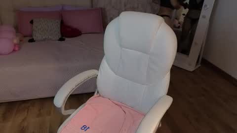 mia online show from March 3, 5:14 am