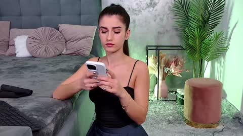 Snapshot of mia_carter99 chatting on December 4, 8:56 pm Freya Allen online show from December 4, 8:56 pm