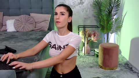 Snapshot of mia_carter99 chatting on December 4, 12:57 am Freya Allen online show from December 4, 12:57 am