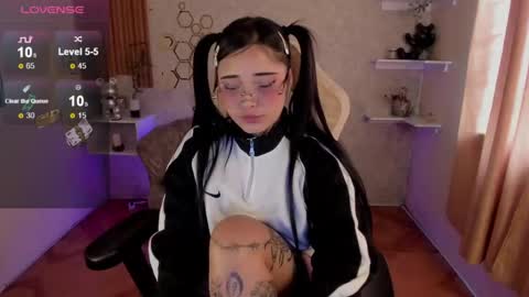 Mia online show from September 29, 5:01 pm