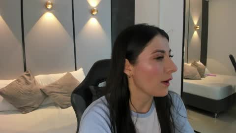 M I A  online show from April 7, 4:47 am