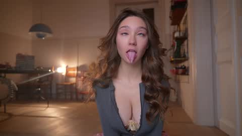 Mia online show from October 6, 4:58 pm