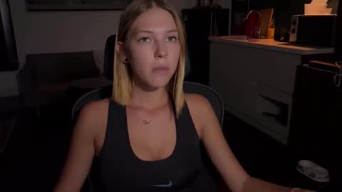 Snapshot of mia_floo chatting on September 26, 3:31 pm mia_floo online show from September 26, 3:31 pm