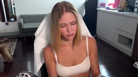 Snapshot of mia_floo chatting on September 13, 9:01 am mia_floo online show from September 13, 9:01 am