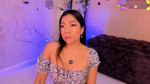 Mia online show from November 12, 1:57 pm