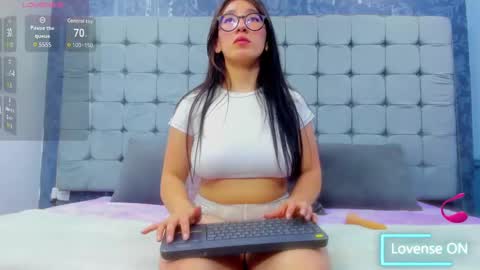 Mia online show from November 8, 6:22 pm