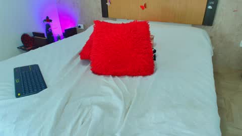 MIALOPEZ      .     Y      .      online show from April 6, 6:20 pm