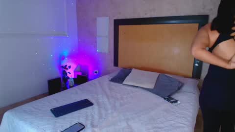 MIALOPEZ      .     Y      .      online show from January 8, 9:42 pm