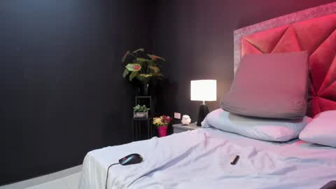Snapshot of mia_milff chatting on February 15, 9:59 pm MIA online show from February 15, 9:59 pm