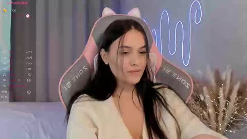 Mia online show from February 22, 10:29 am