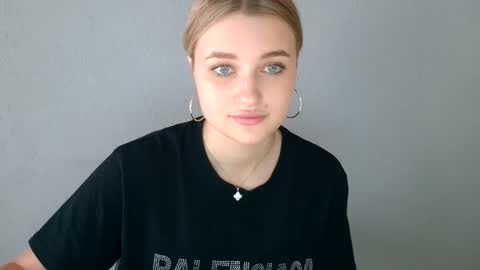 Mia online show from September 14, 10:06 am