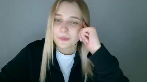 Mia online show from September 12, 10:50 am
