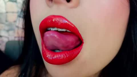 Mia online show from November 7, 5:37 pm