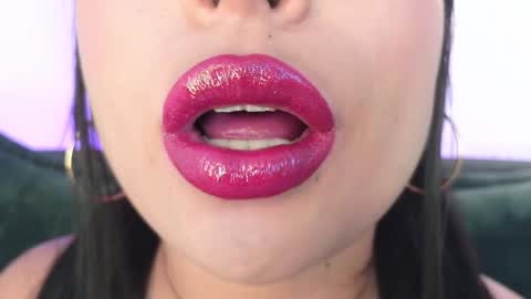 Mia online show from May 8, 12:05 am