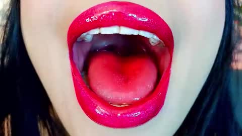 Mia online show from November 12, 7:05 pm