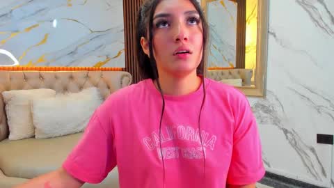 Mia online show from September 19, 8:01 pm