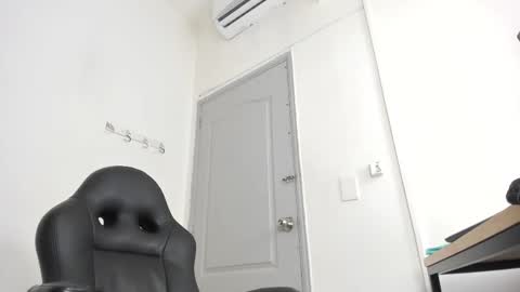 Mia online show from October 31, 7:47 pm