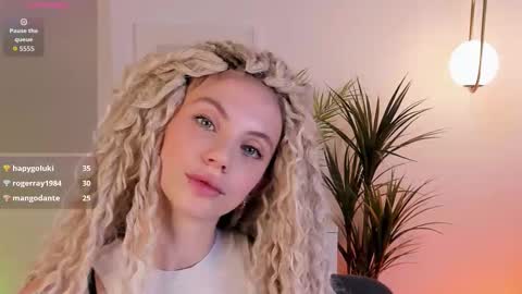 Mia online show from October 14, 7:44 am