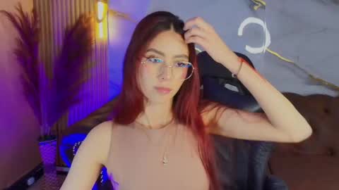 Mia online show from October 6, 1:29 pm