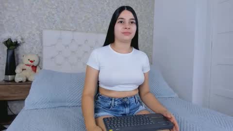 Mia online show from October 20, 11:37 am