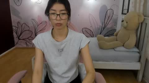 Mia Vanucci online show from February 2, 6:04 am