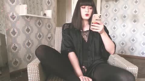 mia_wallase online show from October 7, 7:15 am