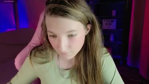 Mia online show from December 5, 10:47 am