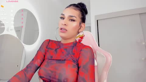 Snapshot of mia_yourmommy chatting on February 5, 6:56 am online show from February 5, 6:56 am