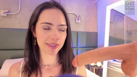 Mia online show from September 21, 11:36 am