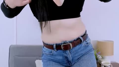 Mia online show from April 4, 4:14 pm