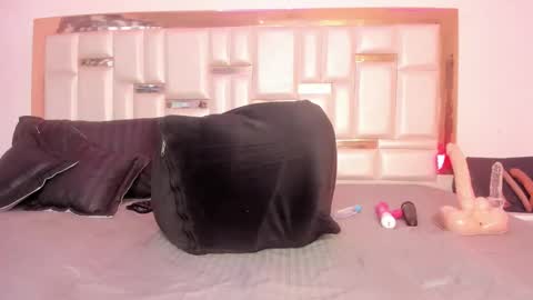 Snapshot of miaaxxx_ chatting on February 19, 2:11 pm Mia online show from February 19, 2:11 pm