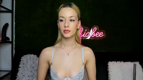MiaBeeX online show from June 1, 3:46 pm